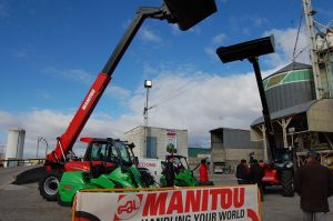 Exposición de Indecons con las máquinas de Manitou durante el 40 aniversario de la Asociación Provincial de Agricultores y Ganaderos de Guadalajara