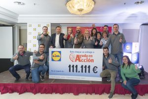 entrega cheque con equipo Lidl y Borja de AeA