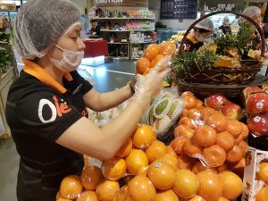 Empleada de frutería en china