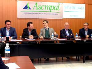 reunión mesa del agua almería con pablo casado
