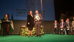 francisco gongora presidente de Hortiespaña recoge bandera andalucía