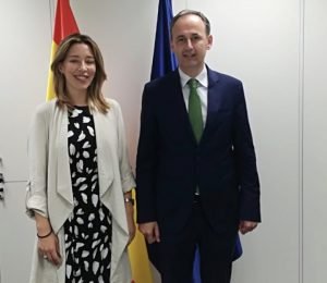 consejero de Empleo, Universidades, Empresa y Medio Ambiente, Javier Celdrán, con la secretaria de Estado de Comercio, Xiana Margarida Méndez