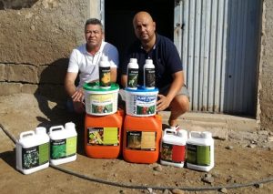 Técnico y cliente de Vellsam con un lote de productos de la compañía