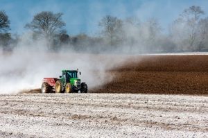 proyecto Nutriman tractor tierra campo