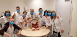 Sanitarios del Hospital Doctor Josep Trueta de Girona, con manzanas de Poma de Girona