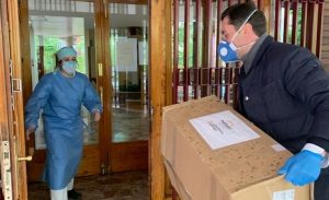JAVIER MELENDEZ ENTREGA MATERIALES A RESIDENCIAS DE MAYORES covid