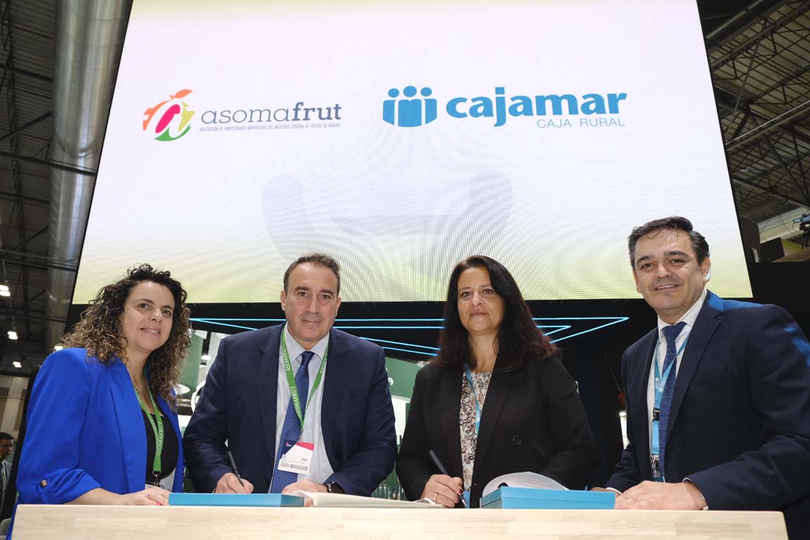 firma del convenion etre Asomafrut y Cajamar