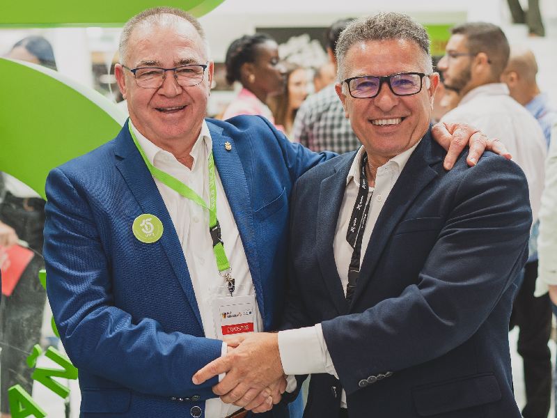 Presidente de UNICA, José Martínez Portero, y presidente de Granada La Palma, Pedro Ruiz, en Fruit Attraction 2023 acuerdo unica cooperativa la palma zucchiolo