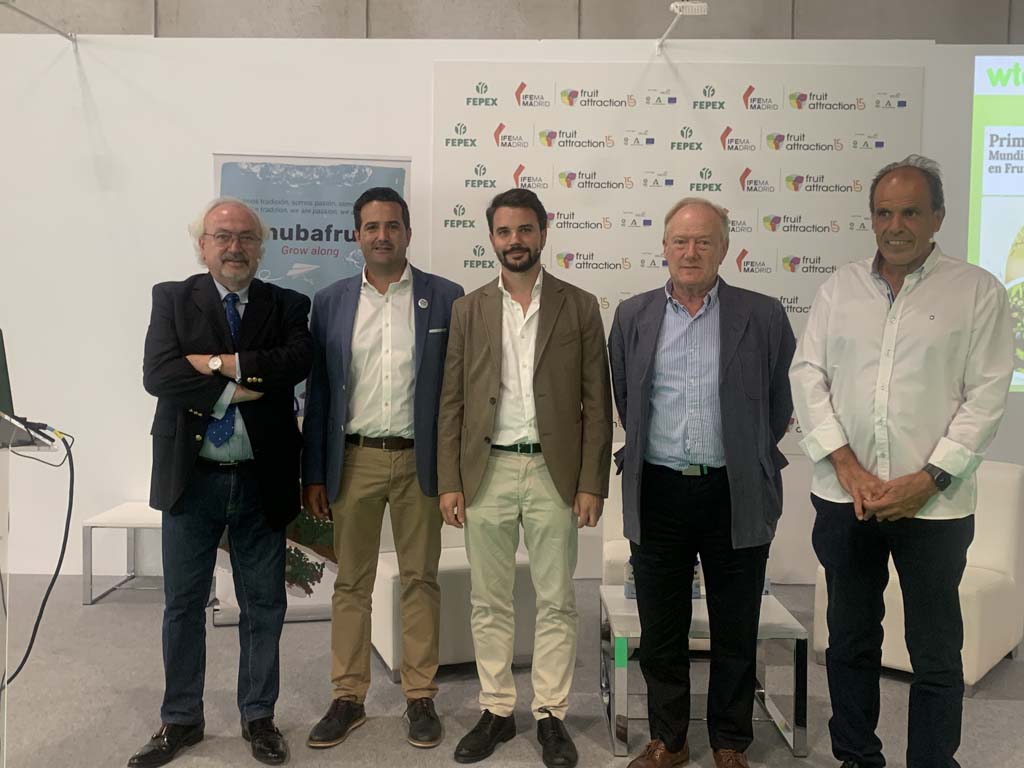 firma onubafruit varias personas