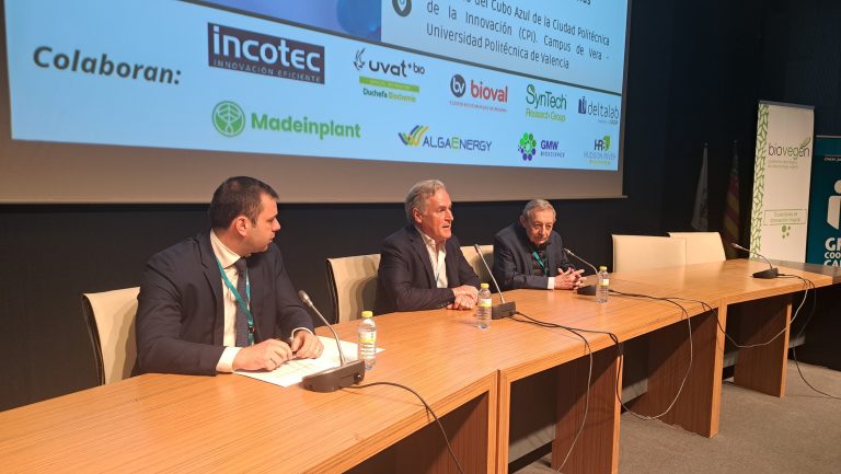 Mesa inaugural de la jornada.
