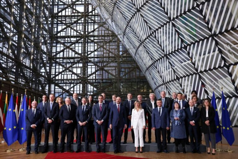 Foto-de-Familia-TripartiteSocialSummit_L-scaled-e1698678784109