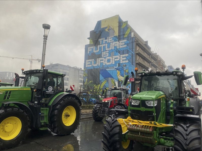Decenas de tractores toman Bruselas en nueva protesta durante consejo ministros europeos