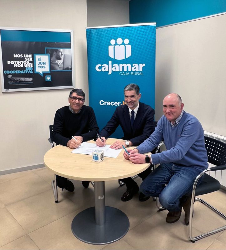 Firma Cajamar con Comunidad de Regantes del Canal Bajo del Bierzo