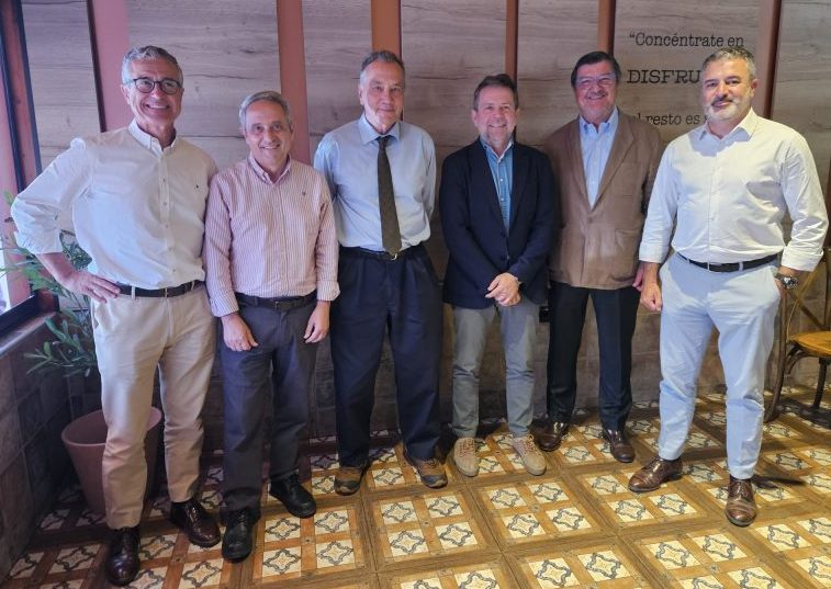 Juan Marin, en el centro, con representantes Fepex y sus asociaciones