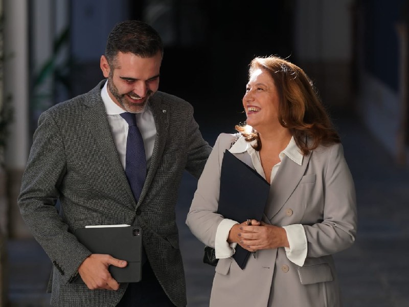 Nuevo consejero agricultura andalucia Ramon Fernandez Pacheco y la ex consejera carmen crespo(1)