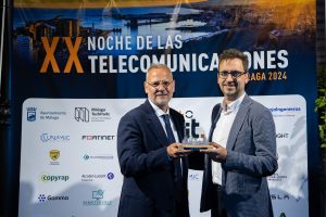 Francisco Bermúdez y Alfredo Sánchez-Gimeno, tras recoger el galardón de los ingenieros de telecomunicaciones de Andalucía Oriental