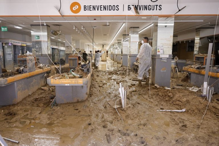 CATARROJA (VALENCIA), 20/11/2024.- Limpieza de un supermercado en Catarroja, este miércoles. EFE/Kai Försterling