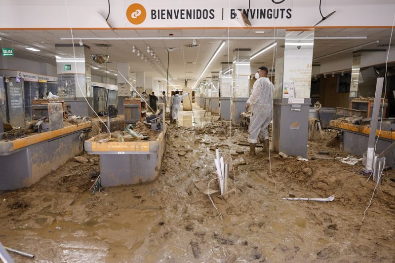 CATARROJA (VALENCIA), 20/11/2024.- Limpieza de un supermercado en Catarroja, este miércoles. EFE/Kai Försterling