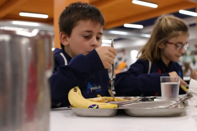 Plátano de Canarias y Ausolan renuevan su alianza para llevar fruta nacional a los comedores escolares