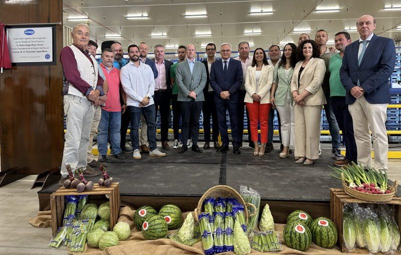 Foto grupal socios, Consejera y Alcalde