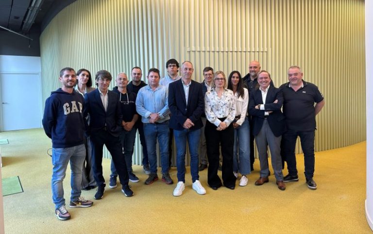 Andreu Viladegut (en el centro) con la Junta de Afrucat (còpia) (1)