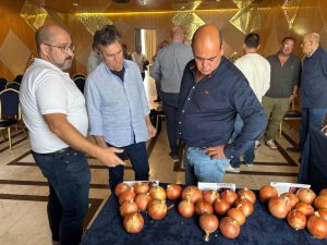CORA SEEDS Pedro Antonio Sáez con asistentes en el evento para packers