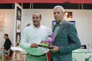 Diego Orta, de FHF, entregando el premio Alcachofa de Honor a Antonio Galindo, a la derecha de la imagen, en Fruit Attraction 2025