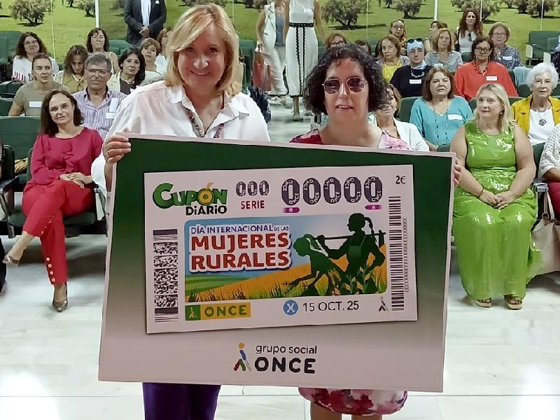 La viceconsejera andaluza con el cupon de la ONCE