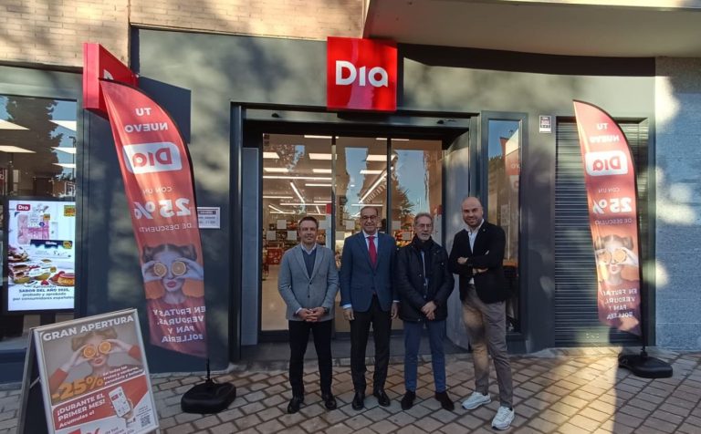 Dia - Equipo Dia y el alcalde de Cáceres, Rafael Antonio Mateos Pizarro.