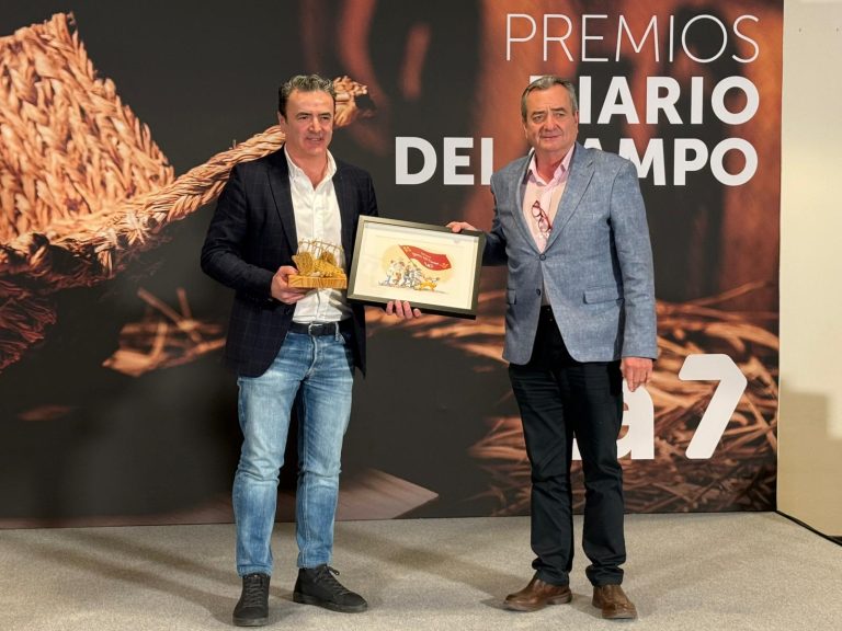 Antonio Domene, durante la entrega del premio de manos de Joaquín Gómez, presidente de Apoexpa