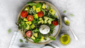 Ensalada verde con aguacate y mini burrata_WAO