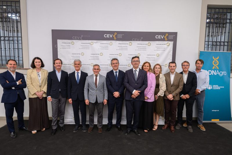 Parte de la Junta Directiva de FEDACOVA junto a Rafael Juan, Miguel Barrachina, Eduardo Baamonde y Vicente Lafuente