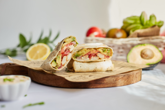 Wrap de aguacate, pollo a la parrilla y yogur al limón_WAO
