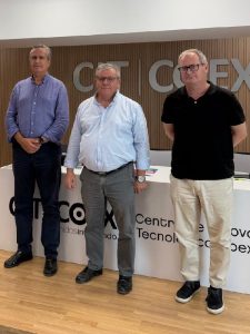 Gerente de la Asociación COEXPHAL, Luis Miguel Fernández; el presidente, Juan Antonio González; y el responsable del Departamento de Investigación de Mercados de COEXPHAL, Juan Carlos Pérez Mesa