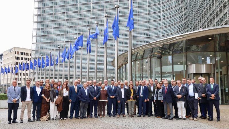 Delegacioìn del sector primario canario frente al edificio de la Comisioìn Europea